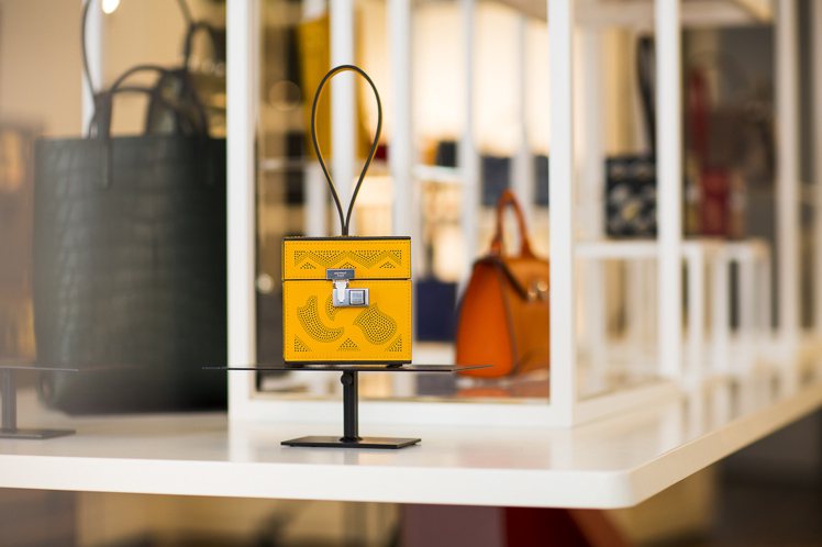 Mini Vanity黃色穿孔Art Deco裝飾藝術花紋手鐲包，售價15萬7,000元。圖／MOYNAT提供