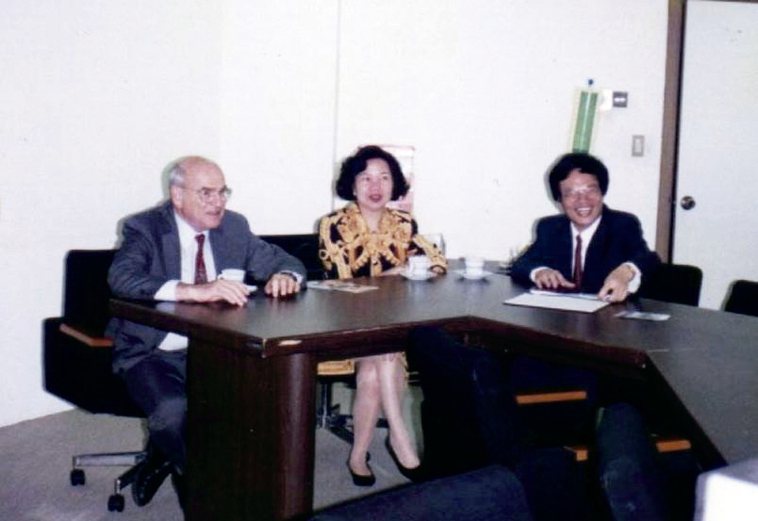 諾貝爾獎得主約翰．范恩(左)每次與王富美見面，都會邀請她到辦公室喝下午茶。 文／...