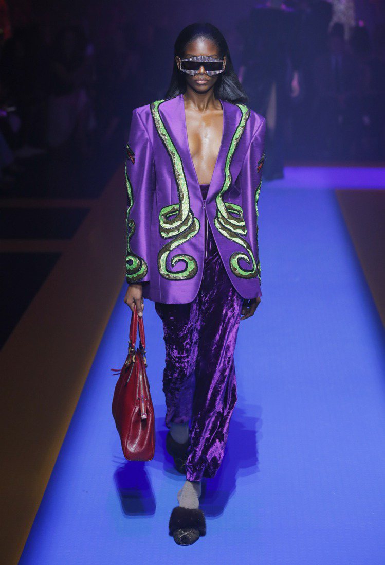 華麗搖滾風格造型運用深紫色西裝搭天鵝絨長褲穿出慵姿態。圖／Gucci提供