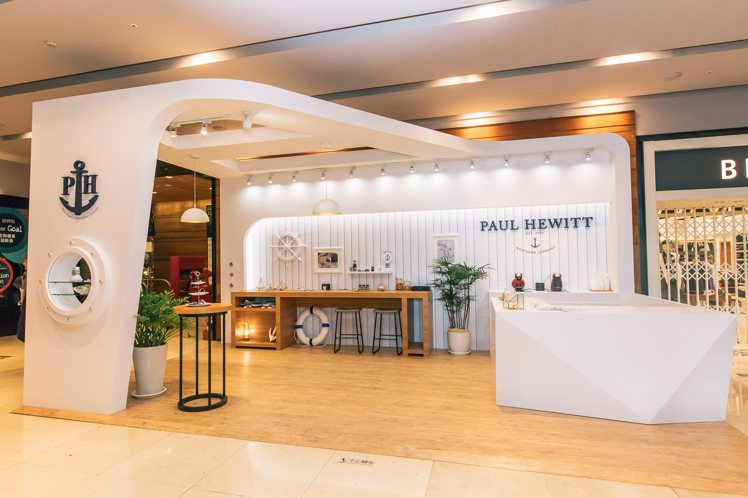 來自德國的飾品品牌Paul Hewitt於信義誠品一樓，打造全球首創的「北德船艙Cafe Bar」快閃店。圖／派迪爾鐘表提供