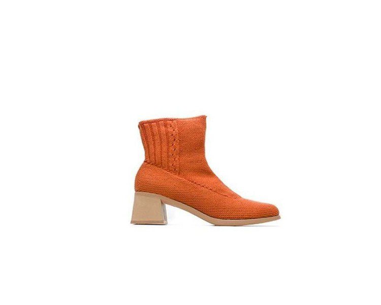 Karolina系列橘色高跟編織靴，11,780元(女款)。圖／Camper提供