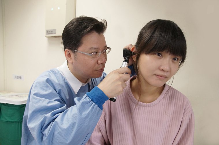 年輕人若發現耳鳴問題，應盡速找專科醫師治療。圖片／大林慈濟醫院提供