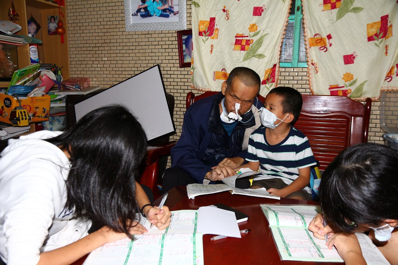 劉大哥每天最期待的最是陪伴孩子寫功課。圖／陽光基金會提供