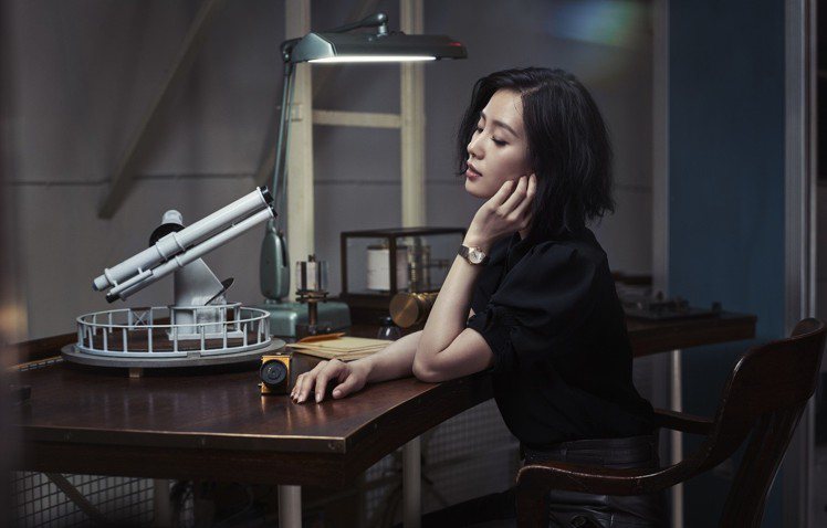 歐米茄品牌大使劉詩詩佩戴星座系列大師天文台女仕腕錶。圖／OMEGA提供