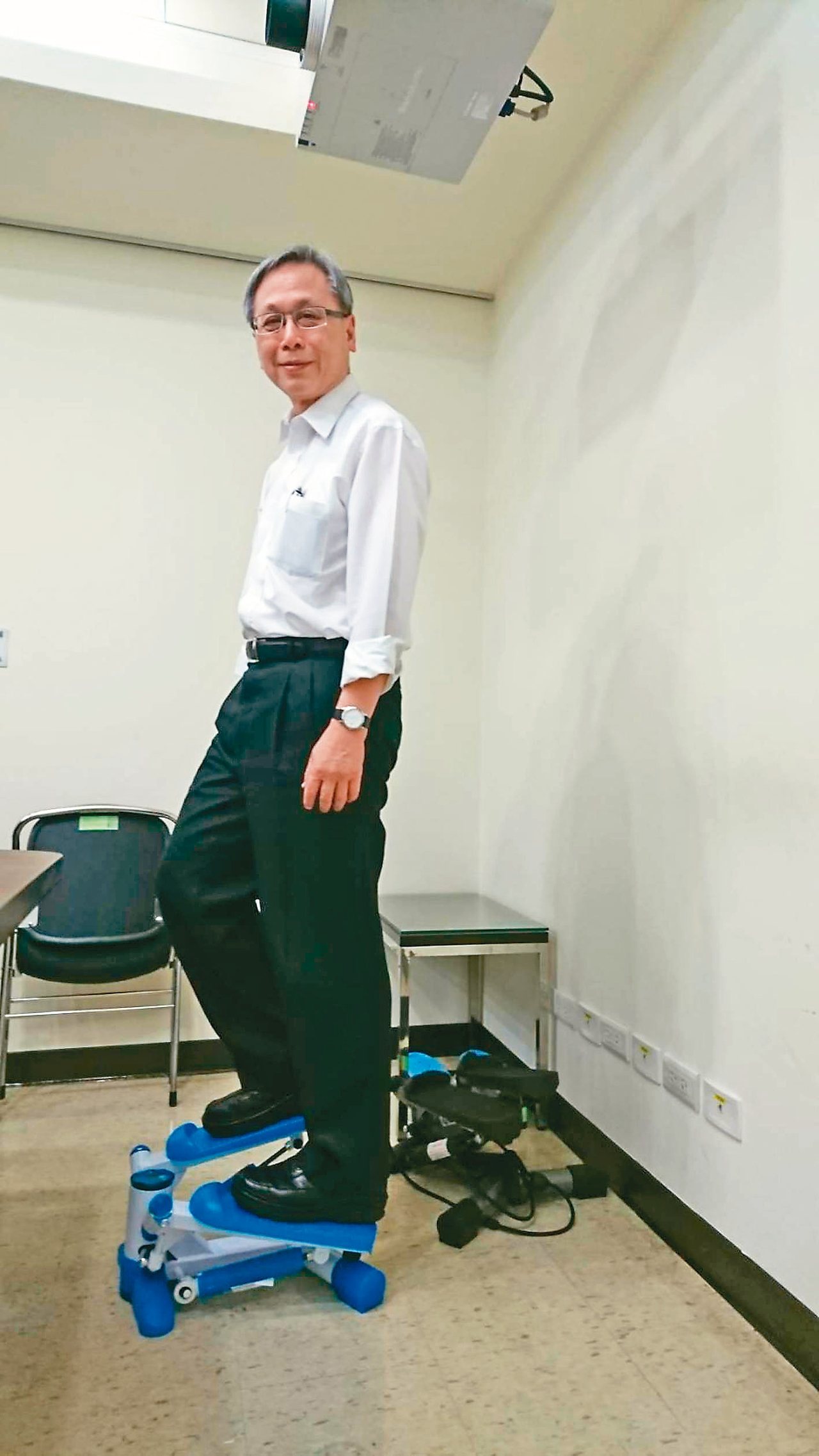 國健署署長王英偉在辦公室擺滿運動器材，鼓勵員工隨時運動。