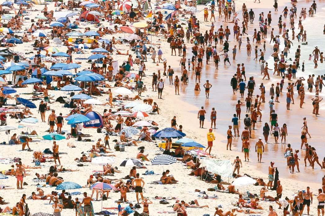 雪梨邦迪海灘七日擠滿戲水消暑遊客。 歐新社