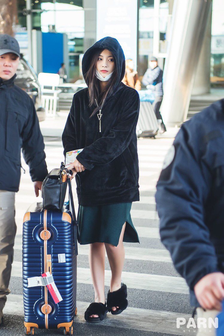 周子瑜4日飛回韓國卻被眼尖的歌迷發現換新的行李箱，還是台灣在地品牌萬國通路的行李箱。圖／記者綦守鈺翻攝