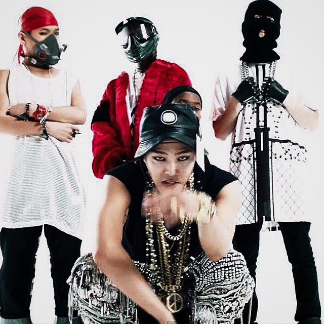韓流天王G-Dragon也在MV指定穿上Christian Dada於2015年春夏所推出的金屬珠繡褲裝。圖／摘自Christian Dada Instagram