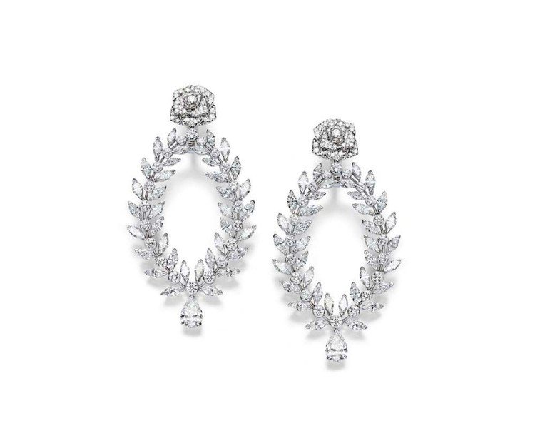 潔西卡崔絲坦配戴的Limelight Rose Passion 高級珠寶耳環，915萬元。圖／伯爵提供