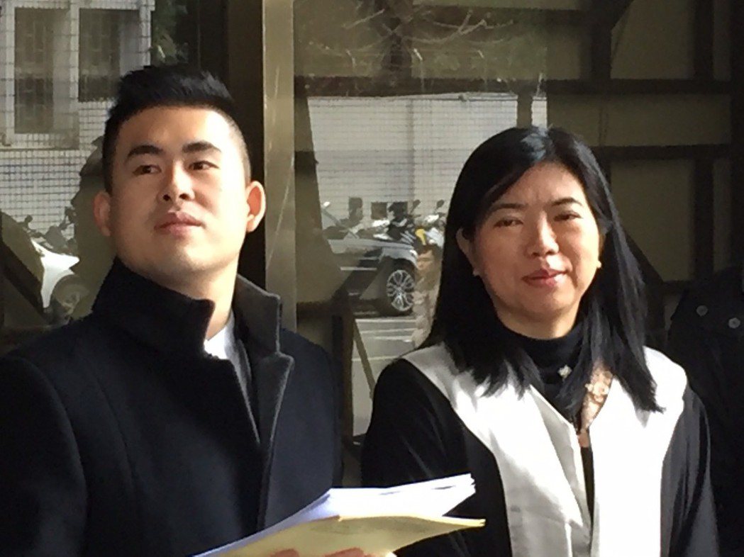 王炳忠(左)昨天與律師到台北地院自訴周玉蔻洩密、誹謗。 (記者王聖藜/攝影)