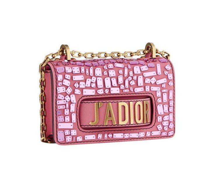 Jadior mini牡丹粉鏡面馬賽克刺繡小牛皮鍊帶翻蓋包，售價11萬5,000元。圖／Dior提供