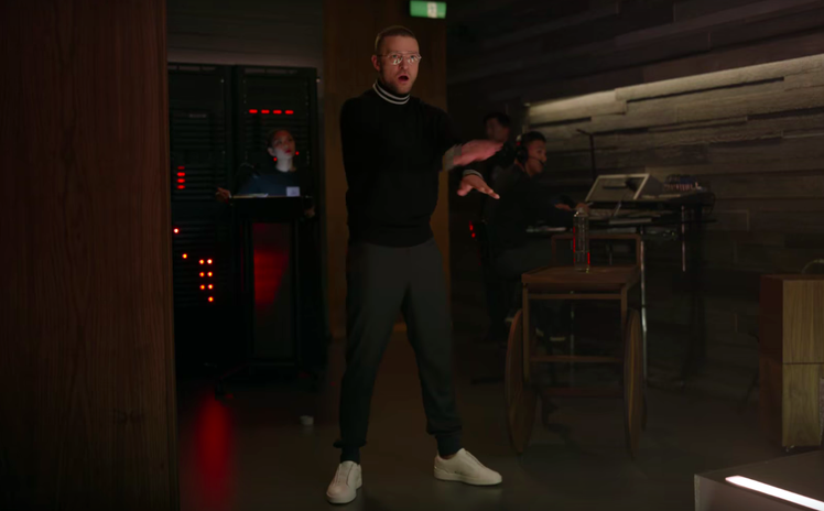 賈斯汀模仿了蘋果電腦賈伯斯當年發表新品時的橋段，其中最顯眼的就是他穿上Ermenegildo Zegna Couture白色Triple Stitch運動鞋大秀舞技。圖／摘自Youtube