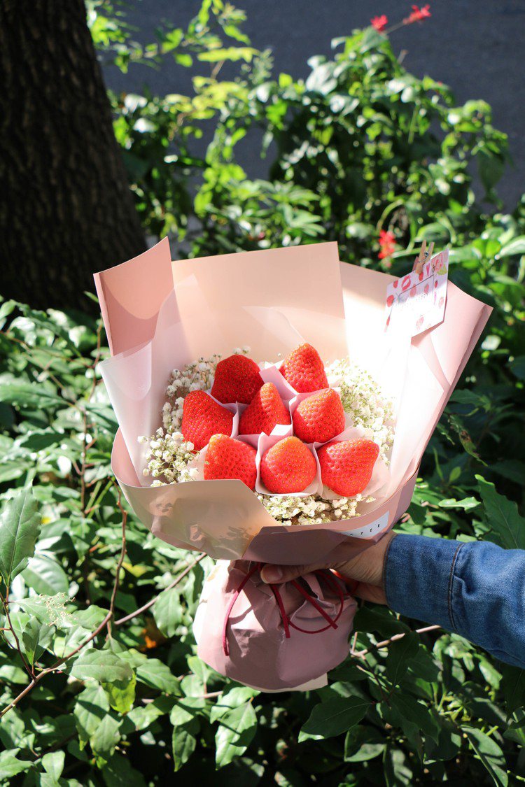 草莓花束色彩討人喜歡。圖／記者謝欣倫攝影