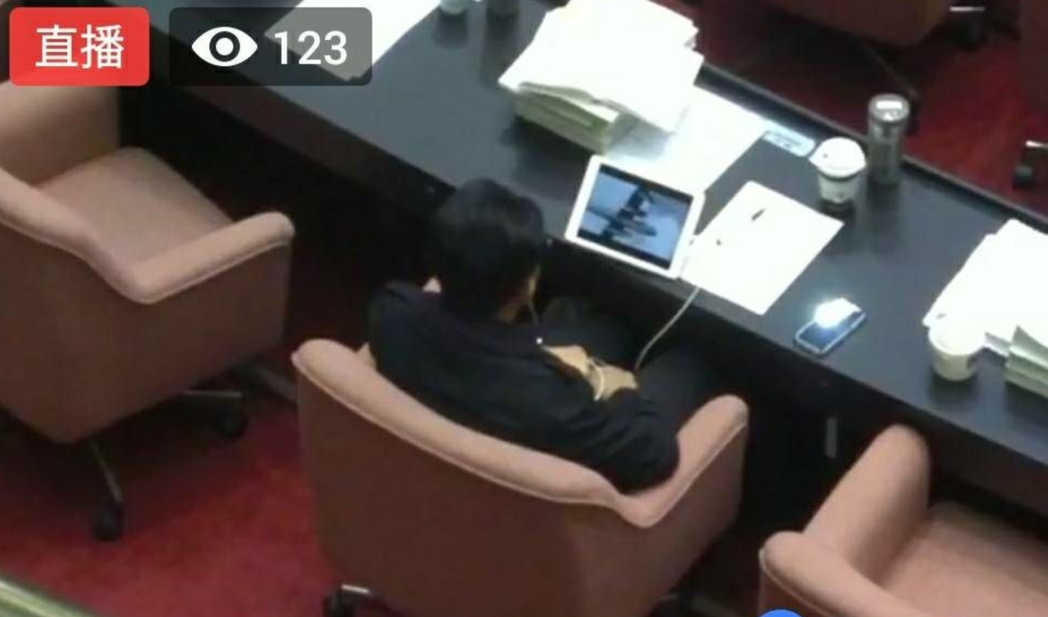 民進黨立委林俊憲疑似在立法院議場內看片。 圖／擷取自PTT