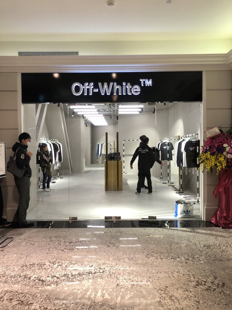 高端時尚品牌Off-White今天開賣For All系列，排在第一位的消費者，足足排了約16個小時。圖／Off-White提供