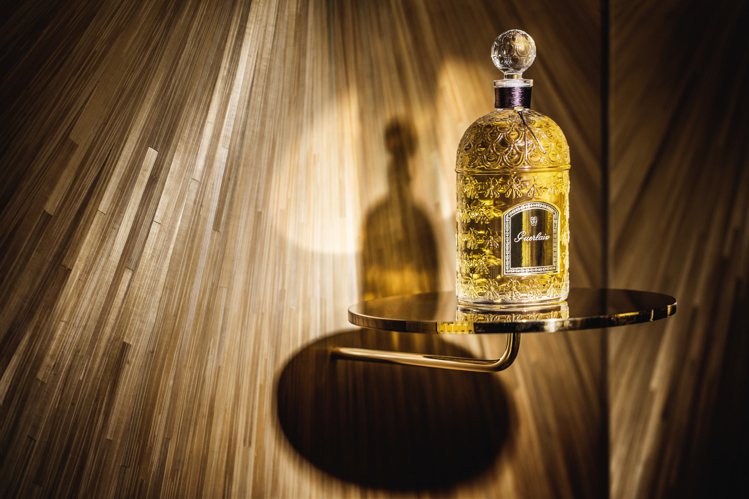 帝王蜂印甁Bee Bottle是嬌蘭帝王香水最具代表性的設計之一。圖／嬌蘭提供