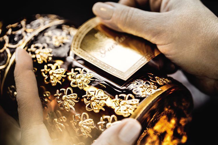 嬌蘭帝王香水金色帝王蜂印瓶以手工繪製金漆，更顯尊貴。圖／嬌蘭提供