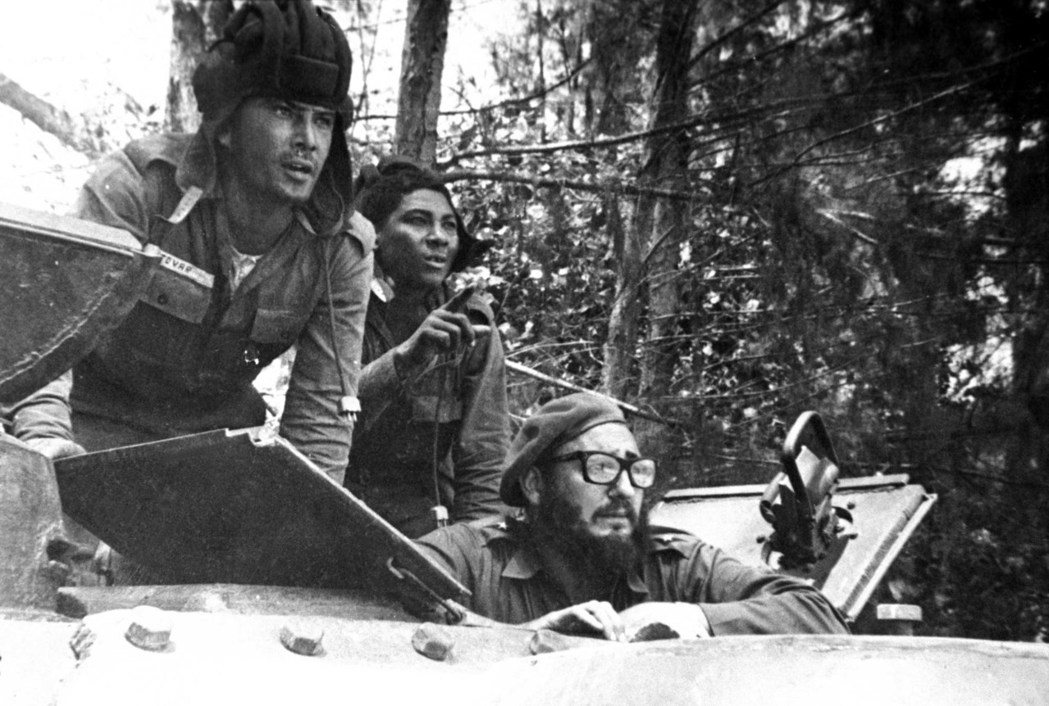 1961年豬玀灣事件發生，古巴領導人卡斯楚（下）從軍車探頭朝敵軍方向望。 美聯社
