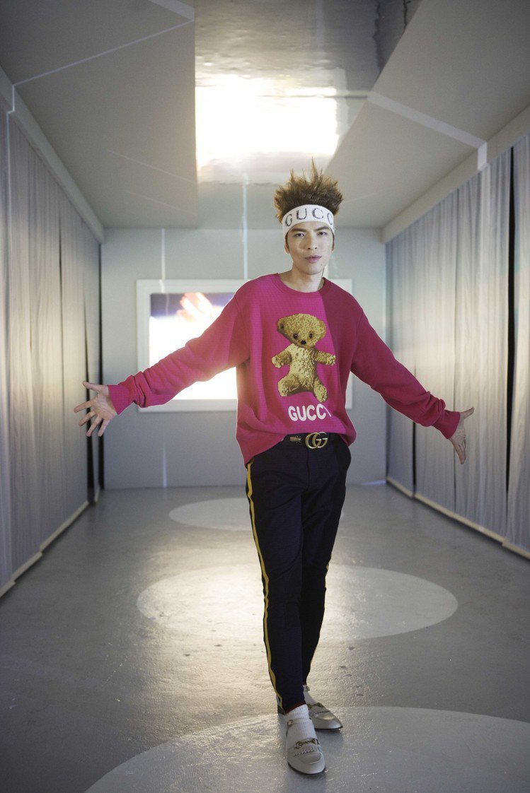 拍攝《皮囊》單曲MV，老蕭換穿一系列Gucci早春新裝。圖／華納音樂提供