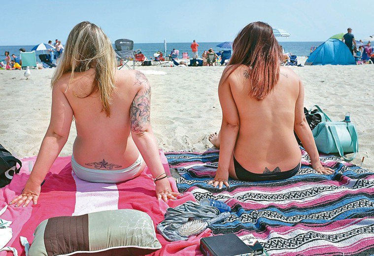 新罕布夏州女性去年8月在該州海灘裸露上半身，響應「解放乳頭」運動。 美聯社