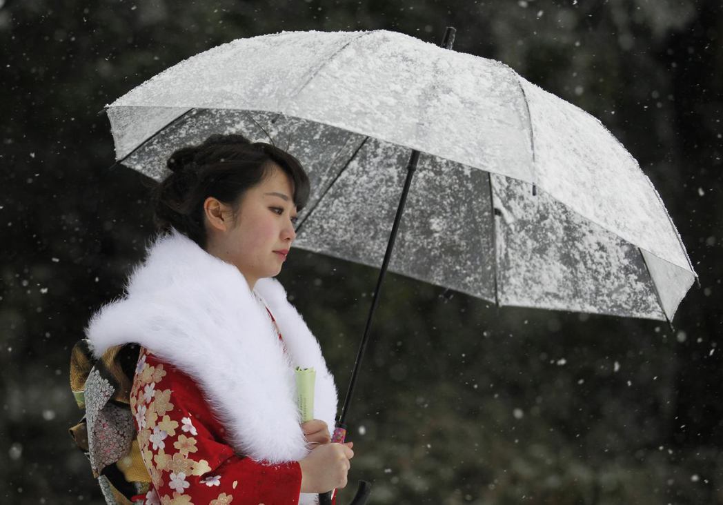 和服這個傳統行業，能否渡過景氣寒冬仍是未見之天。圖為在東京豐島園舉辦的成人式。 ...