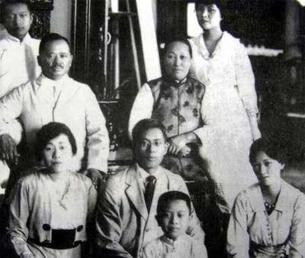 宋家1917年在上海拍攝的全家照。前排：宋子安；第二排右起：宋慶齡、宋子文、宋靄...