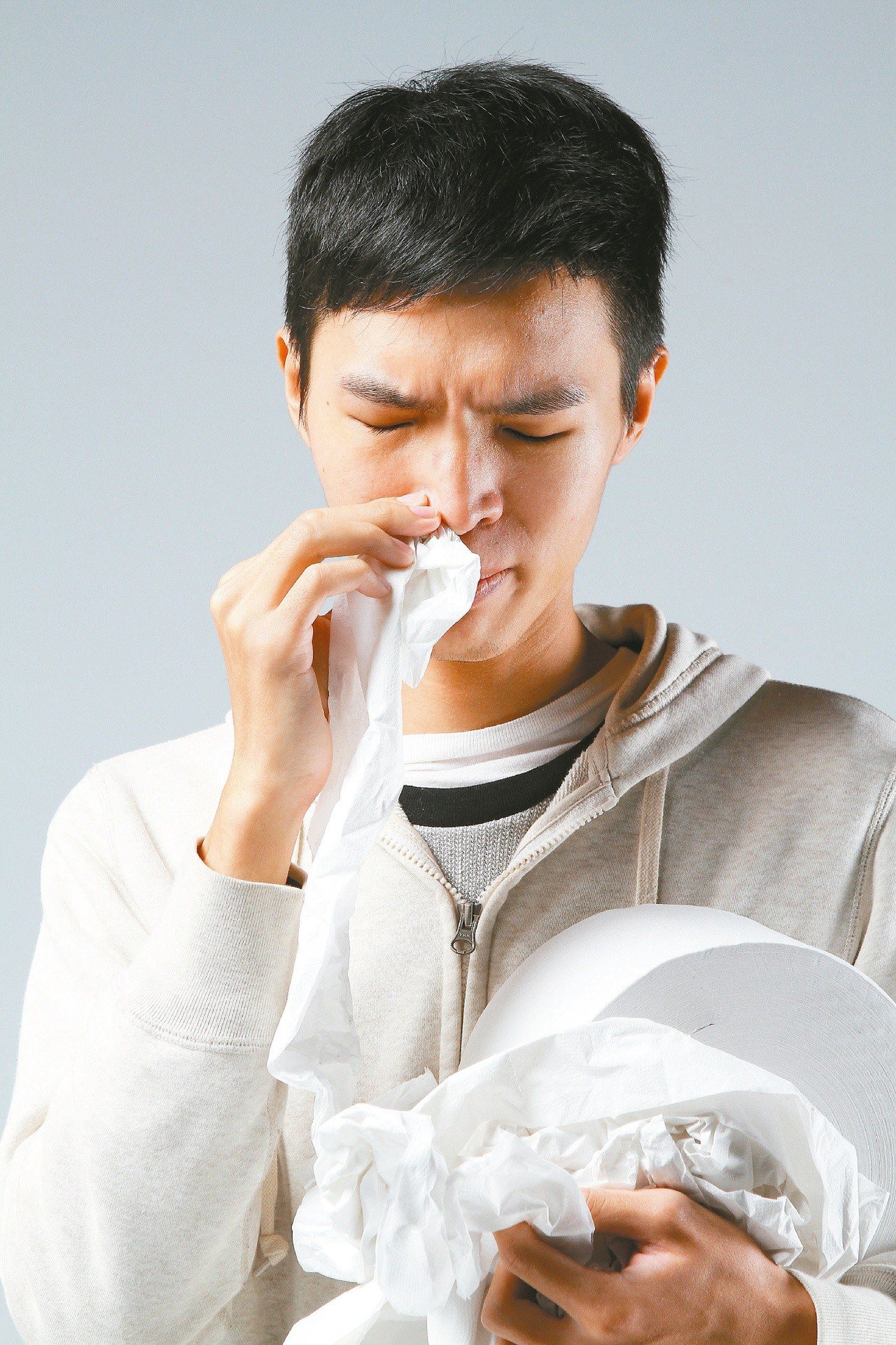 一大早打噴嚏、流鼻水，屬於鼻過敏症狀。
