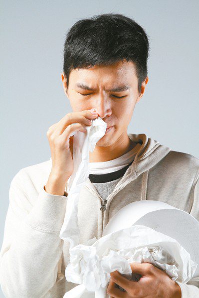 一大早打噴嚏、流鼻水，屬於鼻過敏症狀。<br />圖／聯合報系資料照片 