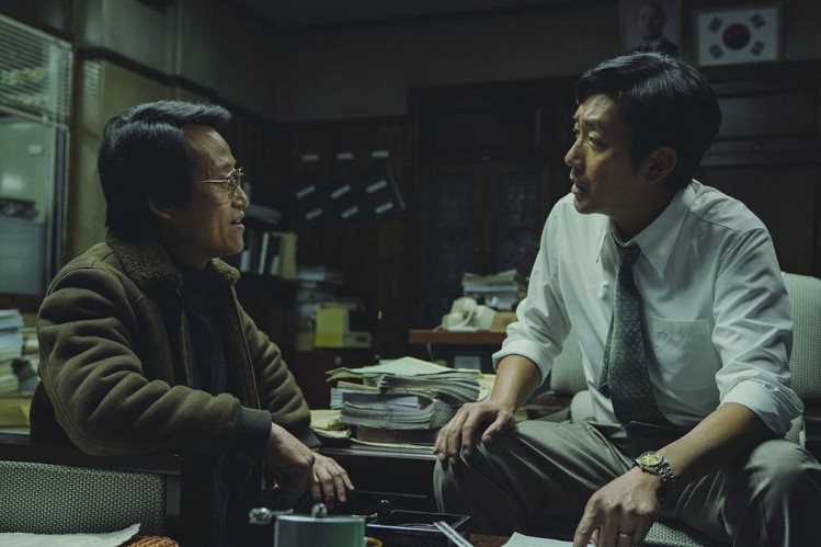 《1987：黎明到來的那一天》河正宇飾演檢察官。圖／車庫娛樂提供