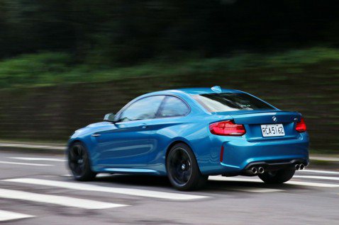 (影音) BMW <u>M2</u>跑得贏M3嗎？輕50公斤能彌補60匹馬力差距嗎？