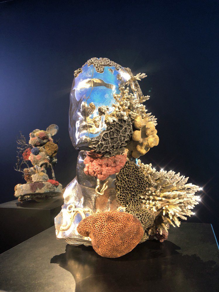 雅典表展出多件藝術家達米恩赫斯特的《不可思議號的沉船珍寶 》雕塑新作。圖
／記者孫曼攝影