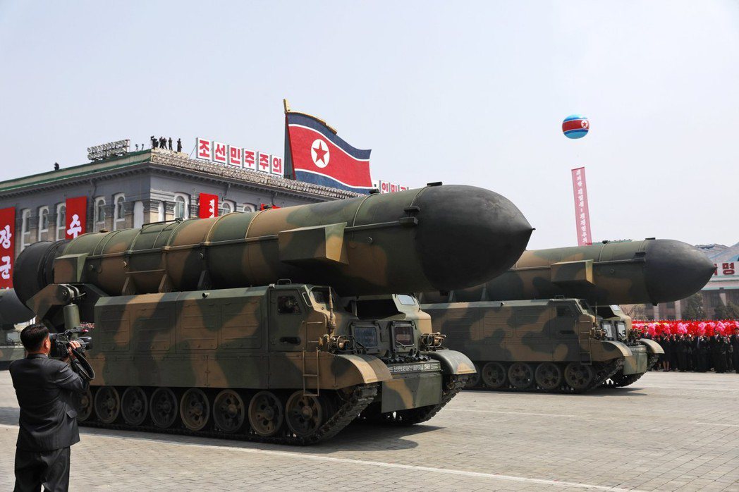 圖為北韓去年4月舉行閱兵儀式時所展示的一枚ICBM。 歐新社