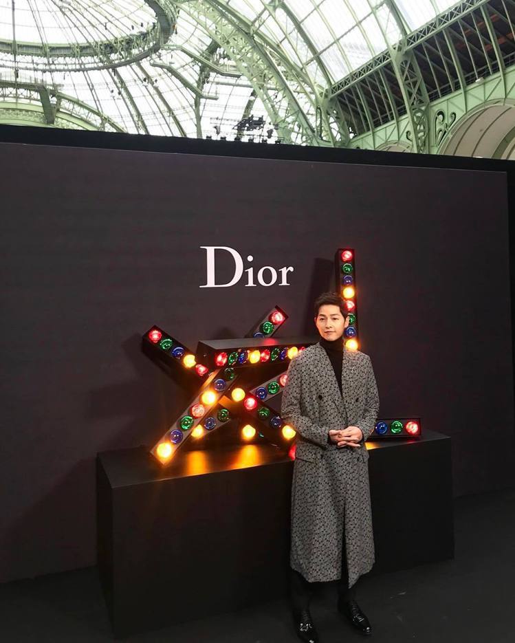 晉升人夫的宋仲基身穿品牌春夏新裝，捧場Dior Homme 2018年秋冬大秀。...
