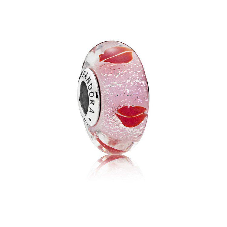 優雅紅唇粉紅琉璃串飾，1,680元。圖／PANDORA提供