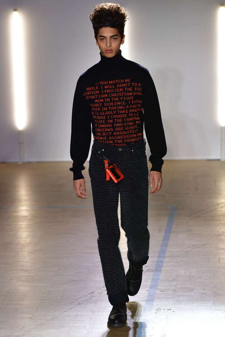 Christian Dada的設計師利用電影「雙峰：與火同行」的經典台詞裝飾在毛衣上。圖／摘自微博