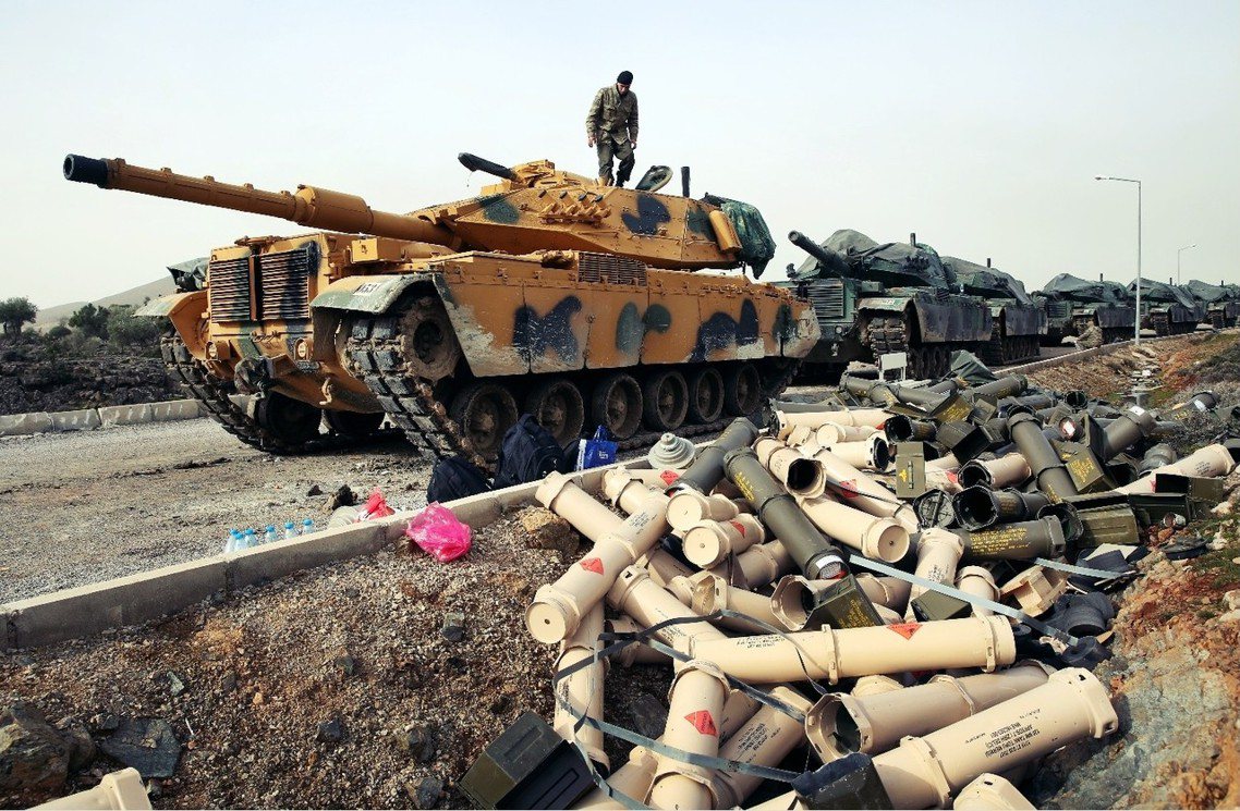 土耳其軍隊的戰車與滿地的砲彈殼。 圖／美聯社