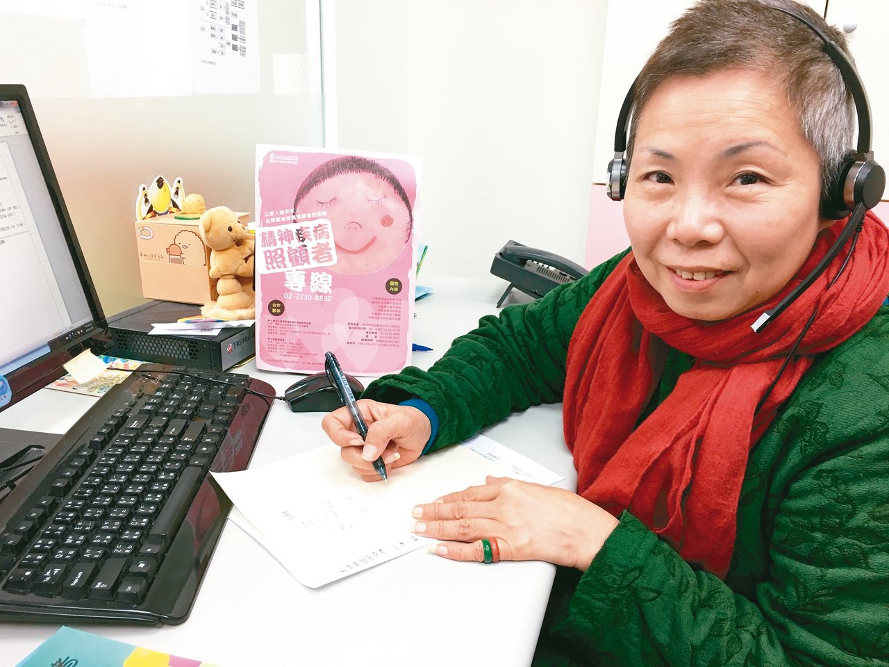 精障照顧者專線元老志工黃莉玲也是一名精障照顧者，用同理心協助精障家屬找到與病人的溝通方式。