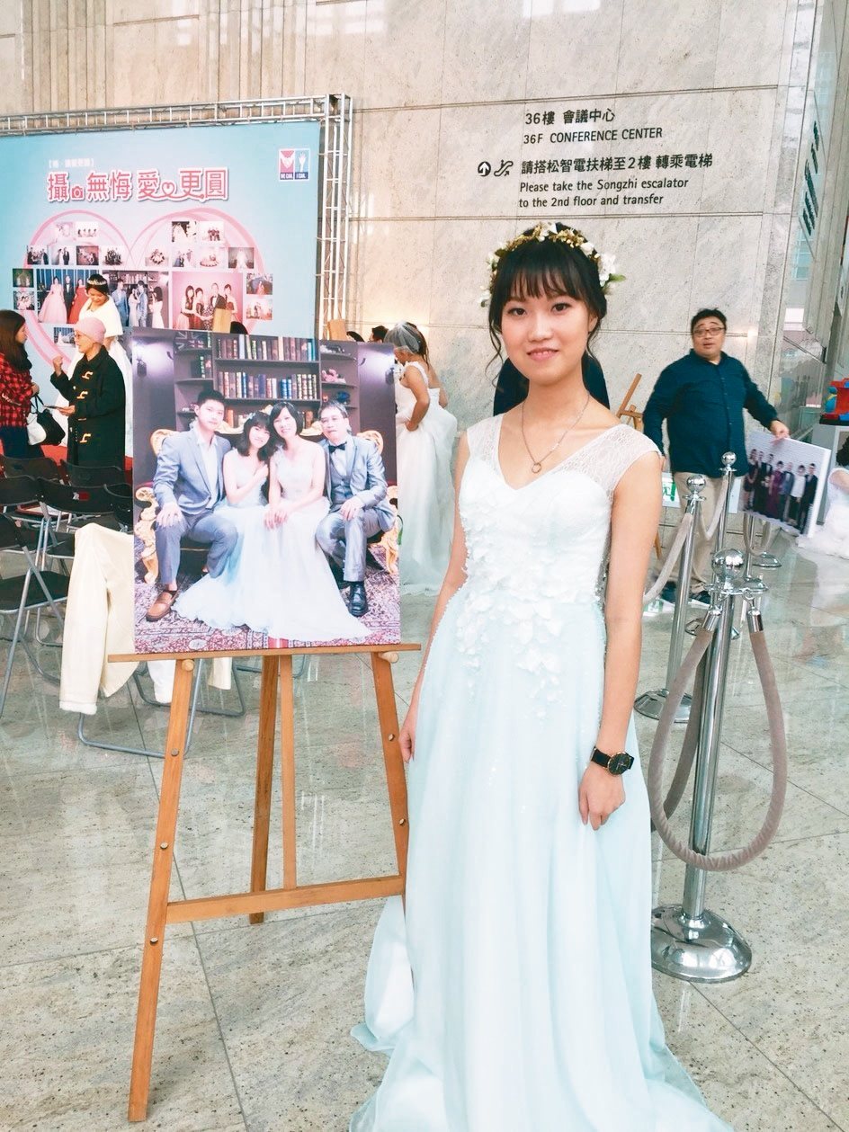 今年20歲的王巧華，在17歲時確診罹患乳癌，為了實現夢想，她穿著小禮服與家人拍攝全家福。