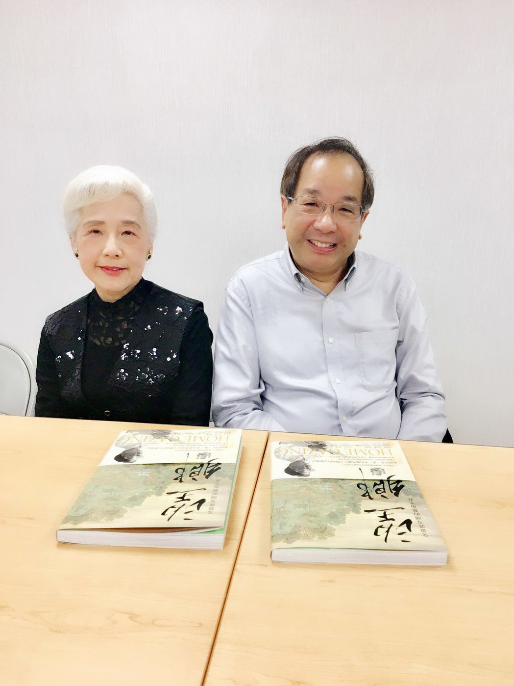 膠彩畫大師郭雪湖兒子郭松年（右）與畫家女兒郭香美。記者何定照／攝影