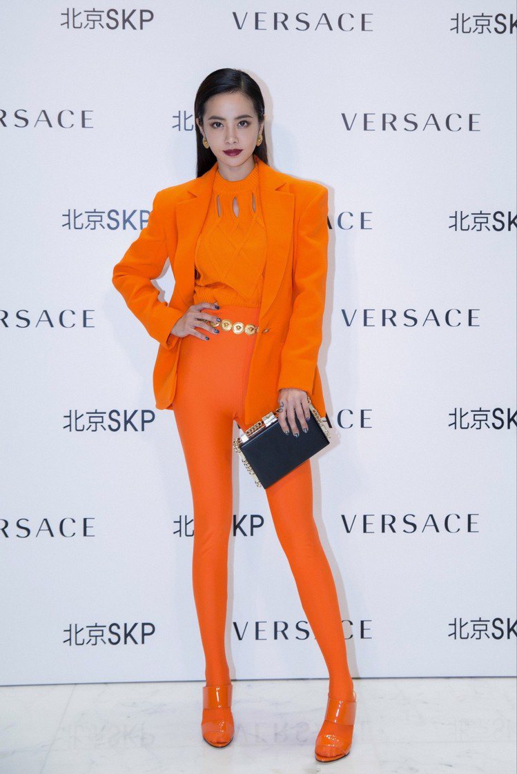 蔡依林日前出席Versace 2018中國巡展北京SKP旗艦店酒會時，身著Versace春夏亮橘西裝搭配同色系鏤空針織上衣與緊身褲搭漆皮高跟涼鞋。圖／Versace提供
