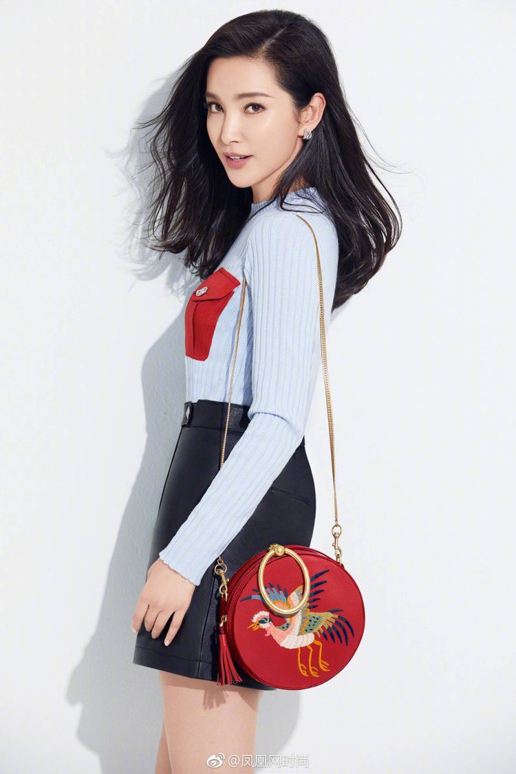 北京故宮文化珠寶近日找來女星李冰冰合作推出一款刺繡包包，在微博上掀起熱議。圖／摘自微博