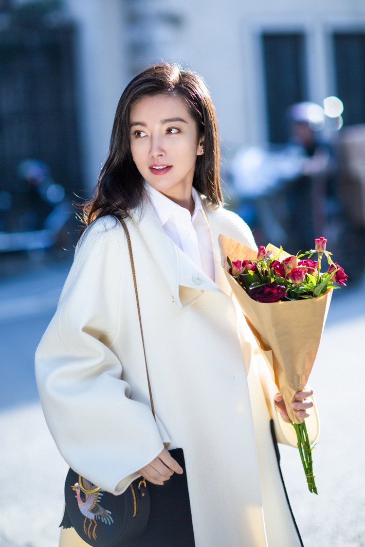 北京故宮文化珠寶近日找來女星李冰冰合作推出一款刺繡包包，在微博上掀起熱議。圖／摘自微博
