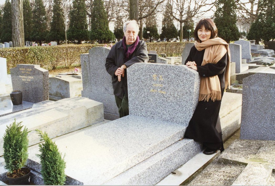 衣淑凡（右）與羅勃法蘭克在潘桐墓園整修後的常玉墓地。 圖／財團法人立青文教基金會...