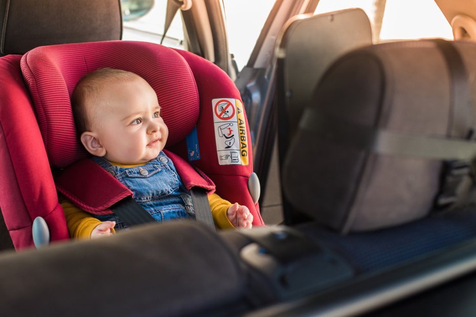 開車時將嬰兒置於安全座椅才是正確做法。 示意圖／ingimage