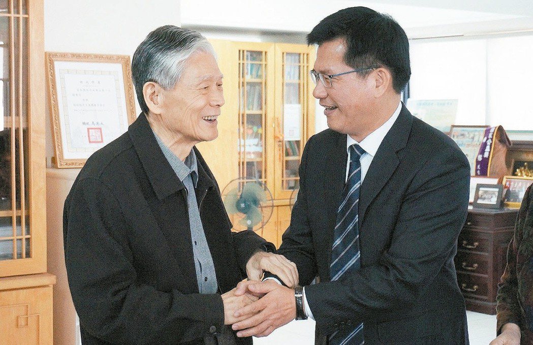 台中市長當選人林佳龍（右）拜訪前市長林柏榕。 圖／聯合報系資料照片