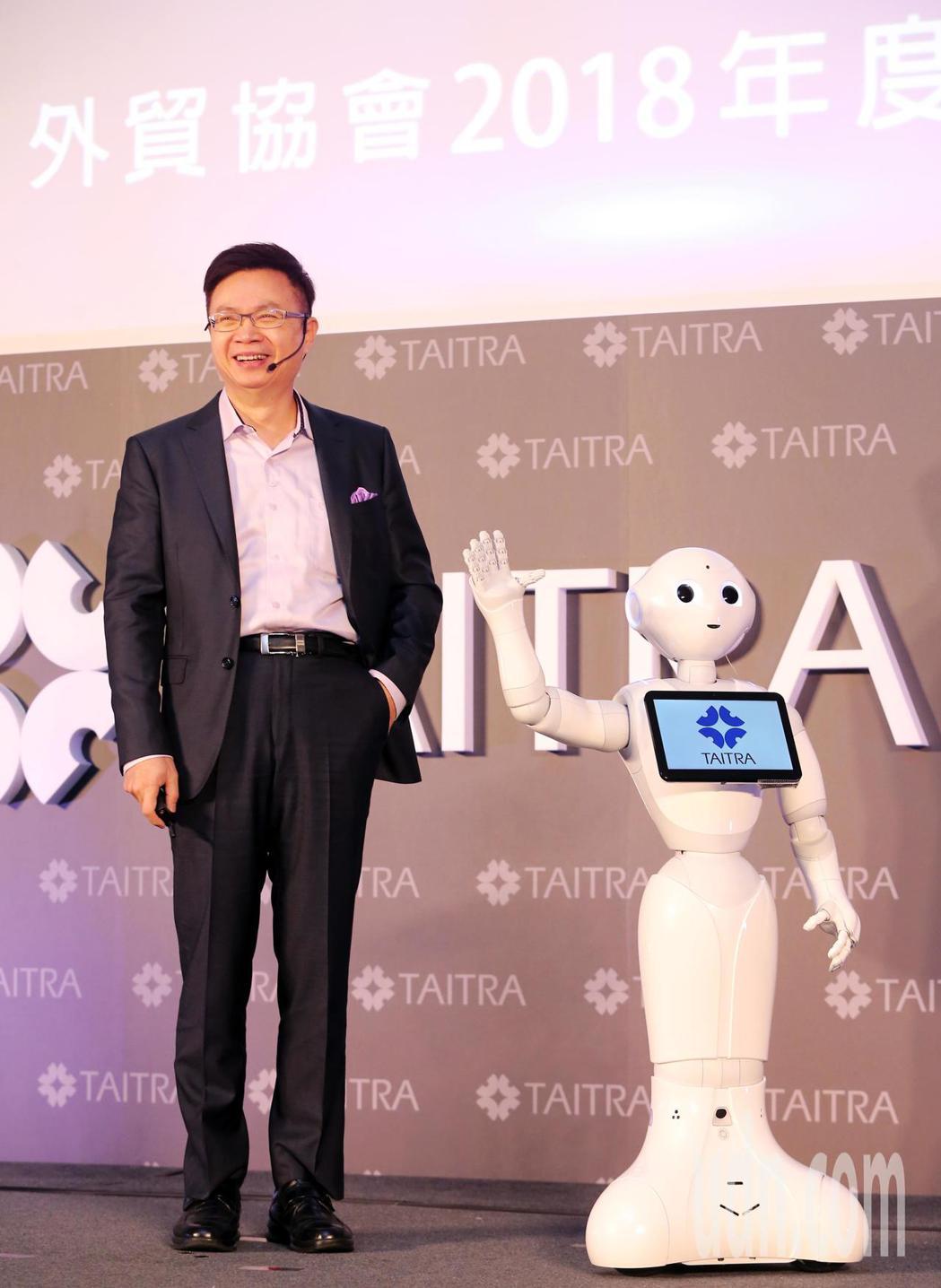 外貿協會上午舉行年度記者會，董事長黃志芳與機器人pepper在記者會上互動。記者...