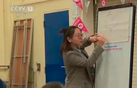中國老師示範數學教學。 圖／摘自央視