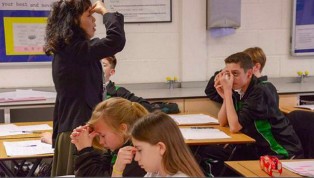 英國學生跟著中國老師做眼睛保健操。 圖／摘自BBC