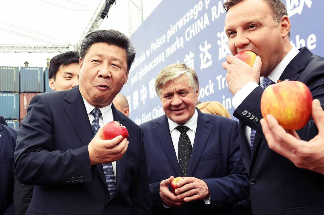 中東歐對中資張開雙手歡迎。圖為波蘭總統訪問中國時，眾人與中國主席習近平一起啃蘋果...