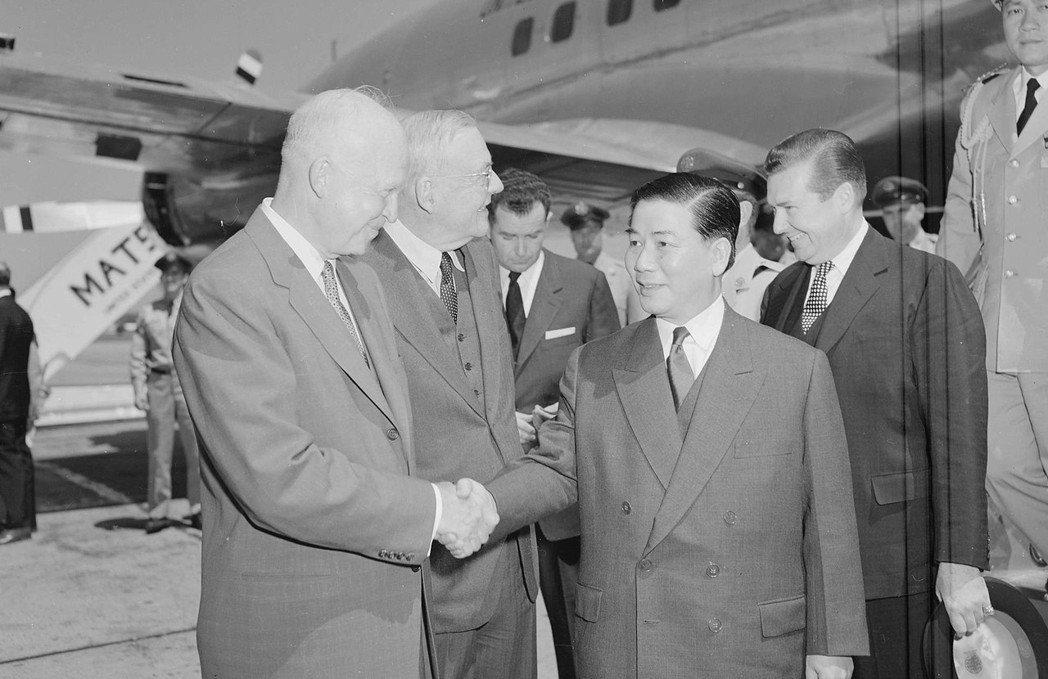 「亞洲奇蹟的創造者」：1957年，吳廷琰總統訪問華府，美國總統艾森豪（左一）與國...